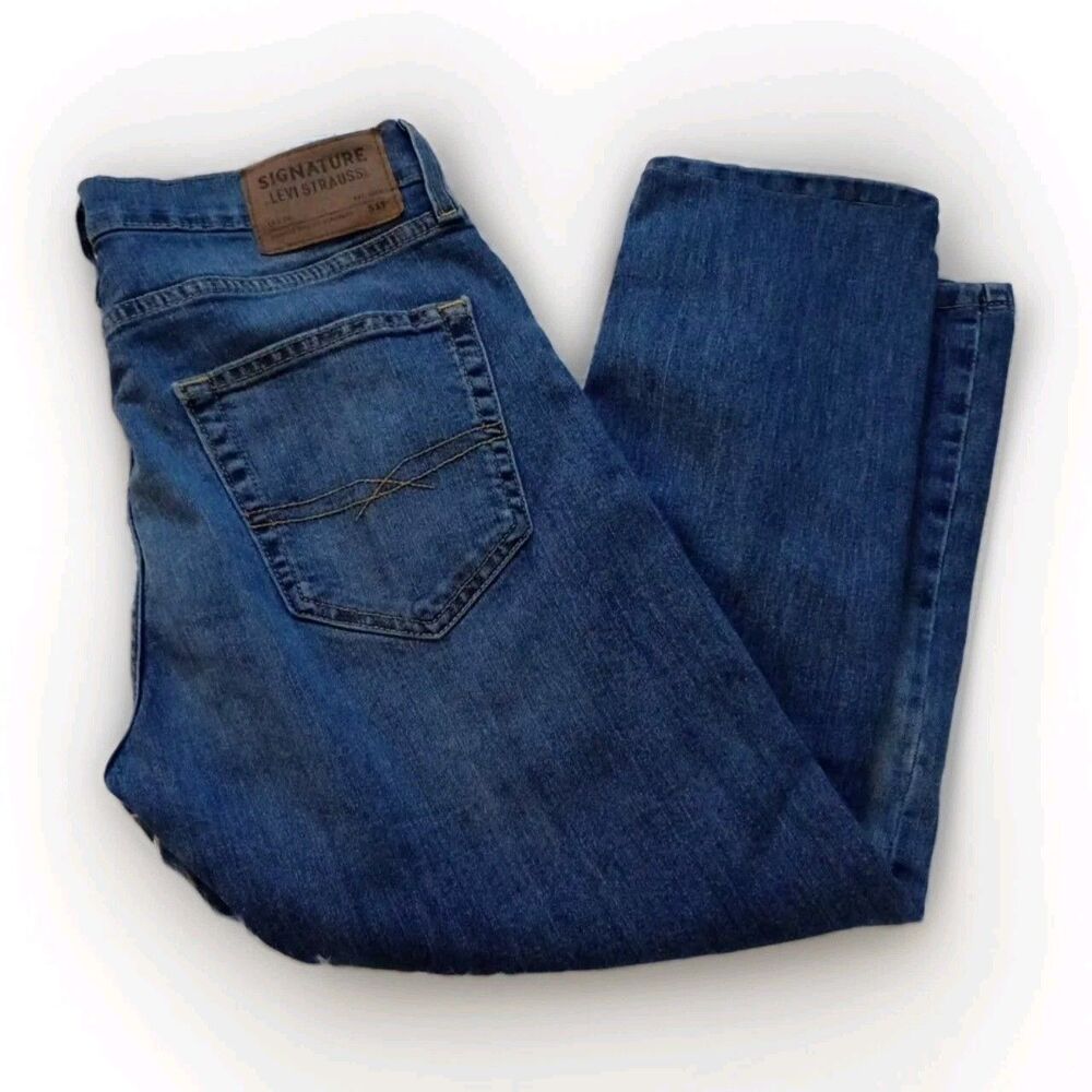 Signature Levi Strauss Jeans Women’s  Blue Mid-Rise distressed Capri Denim